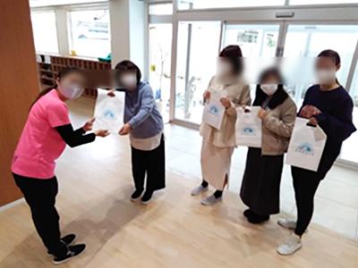 夏シーズンを前にした日焼け予防商品セットの幼稚園・保育園保護者向けサンプリング事例3