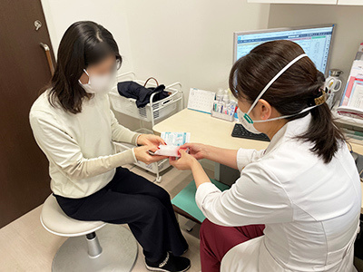 美容皮膚科・皮膚科での肌に悩みを抱えている女性患者に向けた敏感肌用スキンケア商品サンプリング事例2