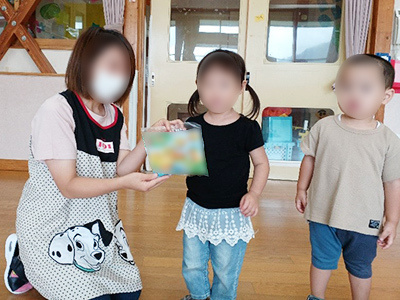 生後1ヶ月の赤ちゃんから大人まで使える全身用保湿クリームの保育園サンプリング事例1