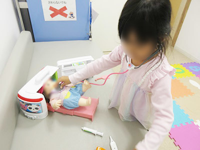 小児科の院内における乳幼児用玩具の商品タッチ&トライおよび訴求ツール配布事例3