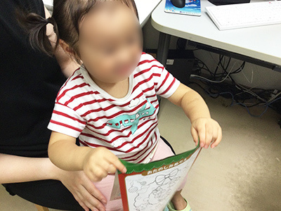 小児科の院内における乳幼児用玩具の商品タッチ&トライおよび訴求ツール配布事例2