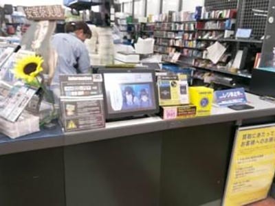 大手レンタルビデオ店での漫画単行本の新刊告知映像の放映事例1