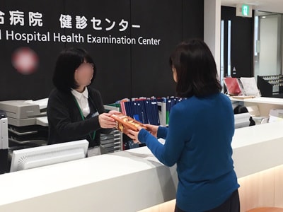 人間ドック・産婦人科での女性来院者に向けたシュガーフリーチョコレート菓子のサンプリング事例2