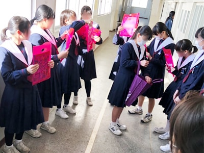 新高校1年生の女子生徒に向けたファッション通販カタログ&ペンのサンプリング事例2