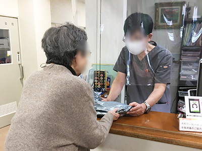 整形外科・リハビリセンターでのシニア層向け紙パンツ試供品サンプリング事例4