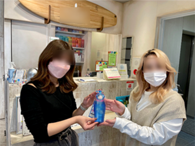 美意識が高まるシーンである美容室におけるメイク落とし商品サンプリング事例