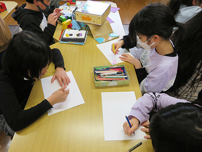 小児科の院内における乳幼児用玩具の商品タッチ&トライおよび訴求ツール配布事例1