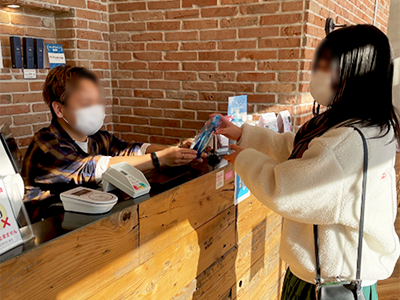 美意識が高まるシーンである美容室におけるメイク落とし商品サンプリング事例4