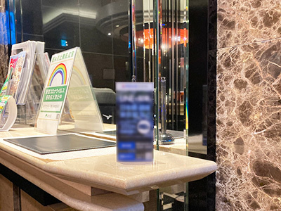 ビジネスホテルでのモビリティサービス告知ツール設置事例1