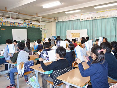 メーカー企業の地元小中高生への広告入りノートサンプリング事例1