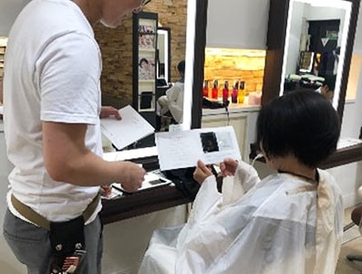 都内高級美容室での30代~50代女性向けヘアケア商材サンプリング事例3