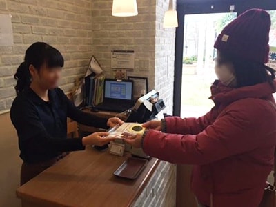 有名コスメブランド化粧水の親子カフェでのサンプリング事例3