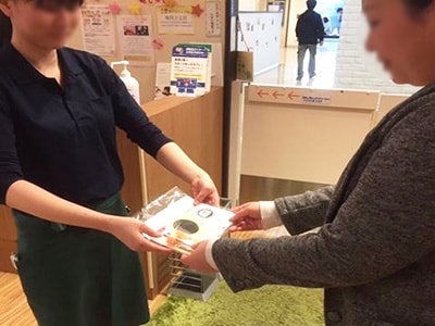 有名コスメブランド化粧水の親子カフェでのサンプリング事例4