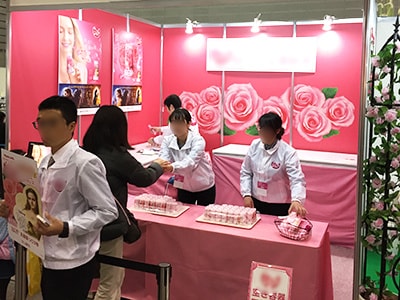 展示会来場者に向けた期間限定フレーバーの飲むヨーグルトサンプリング事例1