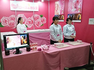 展示会来場者に向けた期間限定フレーバーの飲むヨーグルトサンプリング事例3