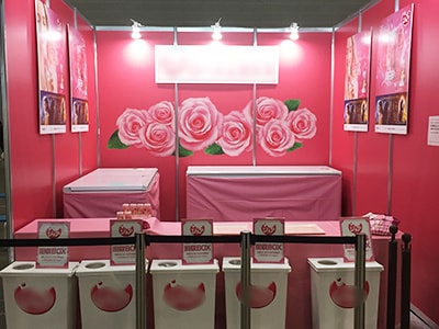 展示会来場者に向けた期間限定フレーバーの飲むヨーグルトサンプリング事例4