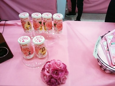 展示会来場者に向けた期間限定フレーバーの飲むヨーグルトサンプリング事例2