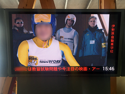 自動車教習所サイネージでのアルバイトアプリCM放映事例4