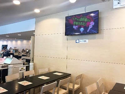 大学のキャンパス内サイネージでの犯罪被害防止啓発映像放映事例1