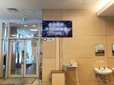 大学のキャンパス内サイネージでの犯罪被害防止啓発映像放映事例2