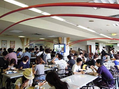 大学のキャンパス内サイネージでの犯罪被害防止啓発映像放映事例4
