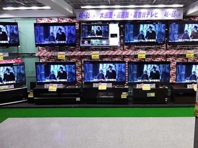 家電量販店テレビ売り場のテレビモニターでの新作映画PV放映事例3