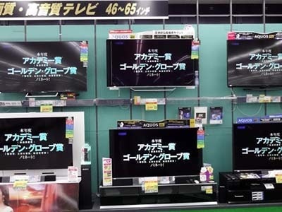 家電量販店テレビ売り場のテレビモニターでの新作映画PV放映事例4