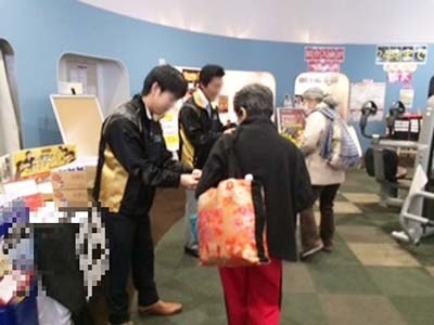 フィットネスクラブのイベントスペースにおけるプロテイン商品サンプリングイベント事例1