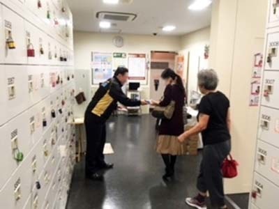 フィットネスクラブのイベントスペースにおけるプロテイン商品サンプリングイベント事例2