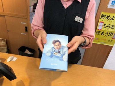 大手レンタルビデオ店での漫画単行本の新刊告知映像の放映事例1