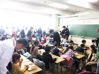 小学校での大手シチューメーカーによる新型栄養失調に関する特別授業事例4