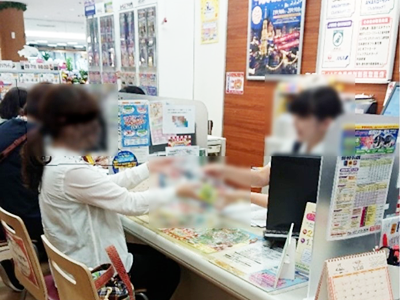 旅行代理店での中年層に向けた新コンディショニング飲料のサンプリング事例1
