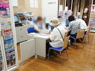 旅行代理店での中年層に向けた新コンディショニング飲料のサンプリング事例2