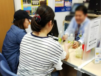 旅行代理店での中年層に向けた新コンディショニング飲料のサンプリング事例3