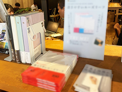 ノマドカフェ・シェアオフィス/コワーキングスペースでのルーズリーフ・バインダーのタッチ&トライ実施事例