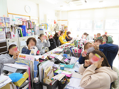 口の中に貼りつくトローチの幼稚園・保育園教職員向けサンプリング事例2