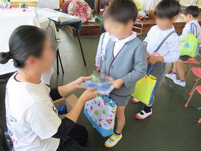全国の幼稚園における世界で大人気の知育玩具(ブロック)サンプルのサンプリング事例4