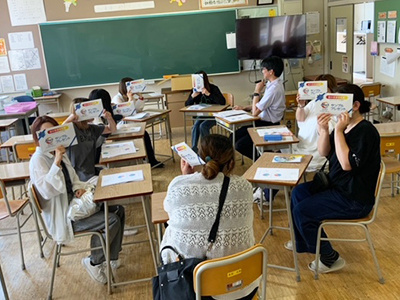 中学校、高等学校での保護者来校タイミングを狙った洗濯洗剤の生活応援企画サンプリング事例