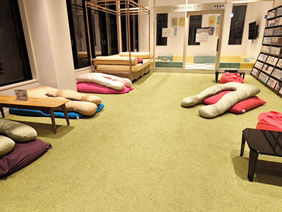 スパ温浴施設における心地よい眠りをサポートする抱き枕設置体験プロモーション事例
