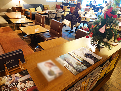 カフェ・レストランにおける有名ファッション誌と衣食住アイテムブランドのコラボ冊子設置事例
