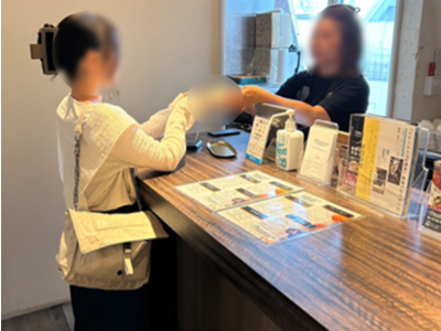 オーガニックカフェレストランでのオーツミルク飲料サンプリング事例