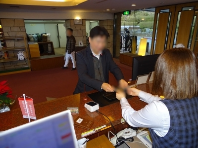 ゴルフ場におけるアルコール飲料ノベルティサンプリング事例1